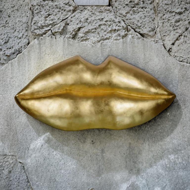 Polyresin Golden Lip Sculpture